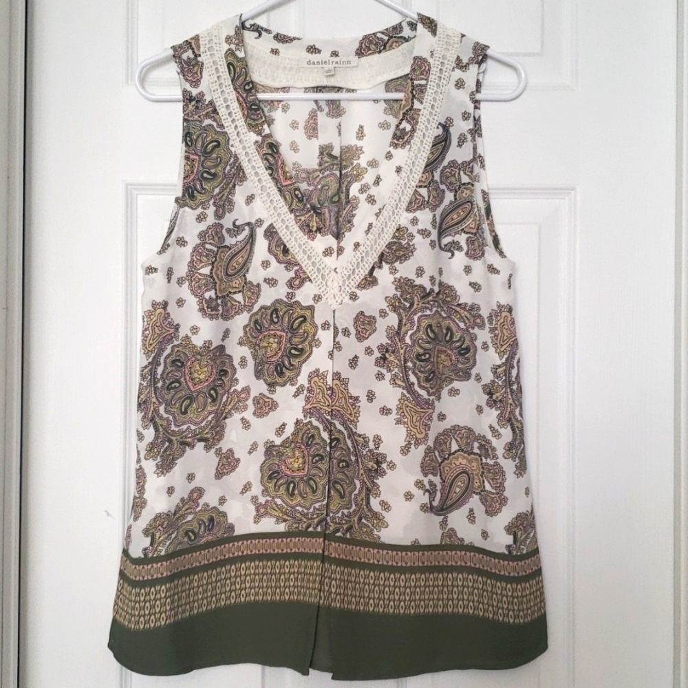 Danielrainn sleeveless v neck  top